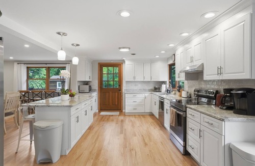 Poughkeepsie House | Spacious Peaceful 5 BR Home with a View in Hudson Valley