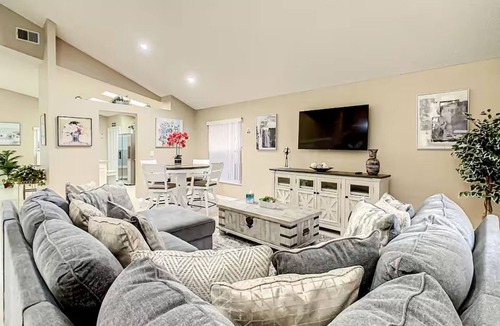 Lindfields House | Spacious Pool Home Near Disney | Sleeps 11