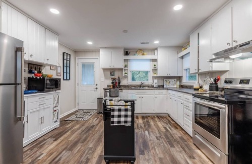 Landrum House | Spacious & Stylish ~ Near TIEC ~ Patio ~ Fire Pit!