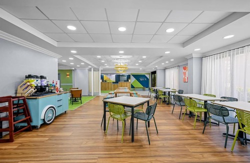 Biggar Hotel | Spark By Hilton Fort Myers