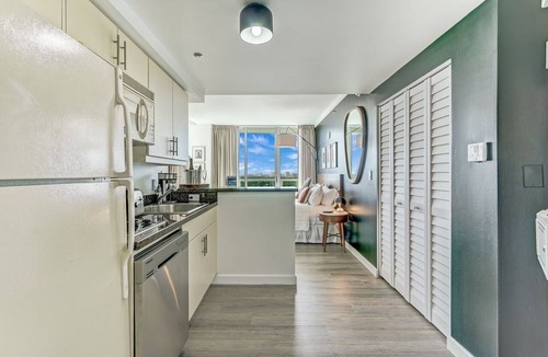 Coconut Grove Apartment | Spectacular Corner Deluxe Studio Free Park & Pool