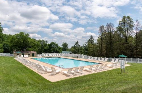 New Holland Resort | Spring Gulch Screened Park Model 7