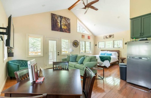 Marshall Cabin | Spring in Mtns Maple Treehouse Near Asheville - Pet Friendly