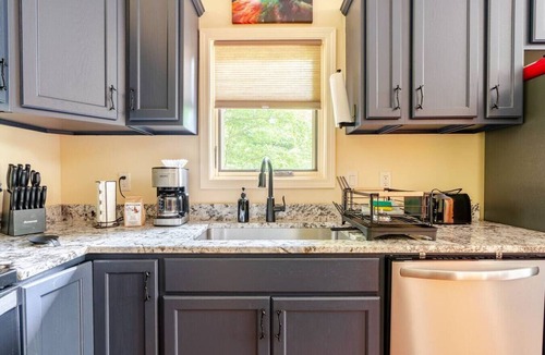 Marshall Cabin | Spring in Mtns The Aerie Treehouse Near Asheville - Pet Friendly