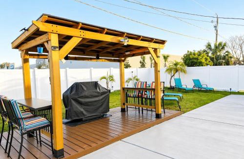 Kenneth City House | St Pete 3BR Home Sleeps 6 Huge Private Backyard BBQ Gazebo 15 Min to Beach