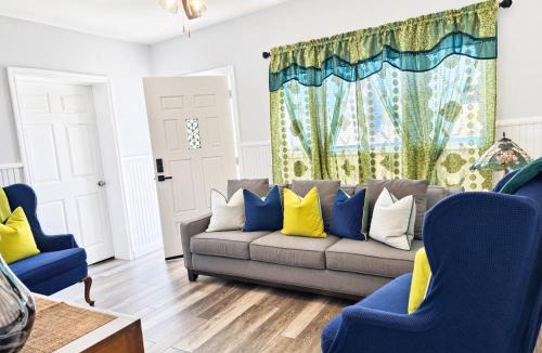 Kenneth City House | St Pete 3BR Home Sleeps 6 Huge Private Backyard BBQ Gazebo 15 Min to Beach