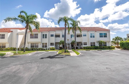 Isla del Sol Condo | St. PETE Beach Golf Course Views ! Pool & Jacuzzi 5 Min to Beach