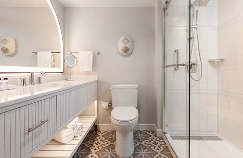 Singer Island Hotel | Standard 2 Queen Bed | Onsite Bar & Restaurant