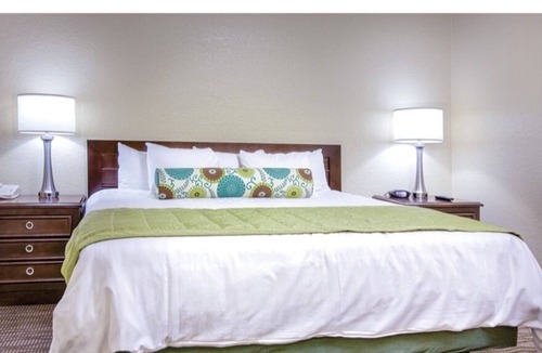 Kissimmee Resort | Star island. 1 bed room resort located within Orlando. Daily Shuttles to Disney