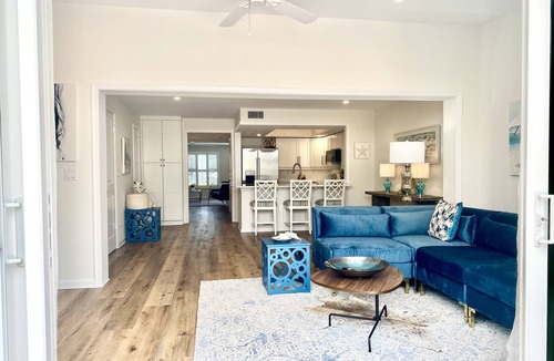 Central Beach House | Steps from the beachTownhouse in the heart of Ocean Drive shopping