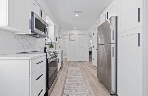 Ilexhurst House | Steps to Beach Access|Heated Pool + Spa|Direct Pool access