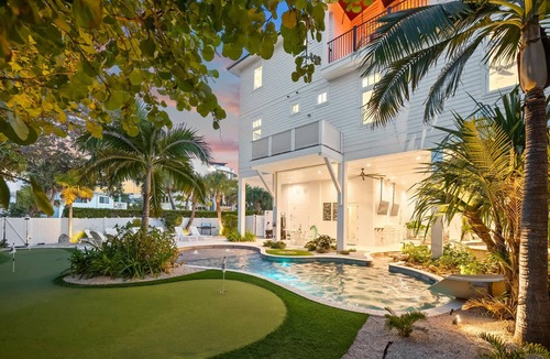 Siesta Key House | Steps to Beach/Pool w/Slide and Chipping Green