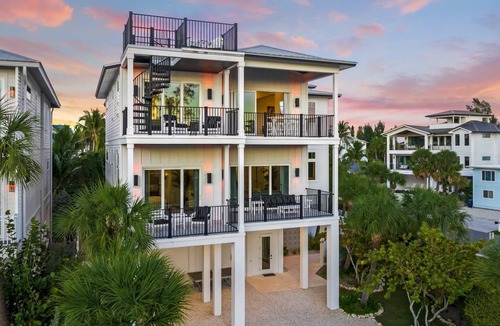 Siesta Key House | Steps to Beach/Pool w/Slide and Chipping Green