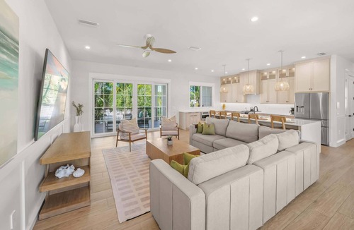 Siesta Key Village House | Steps to Beach/Siesta Village-Resort Pool w/Slide