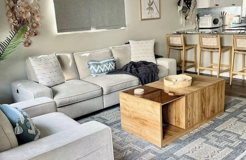 Palm Harbor House | Steps to Downtown, Dinner & Live Music