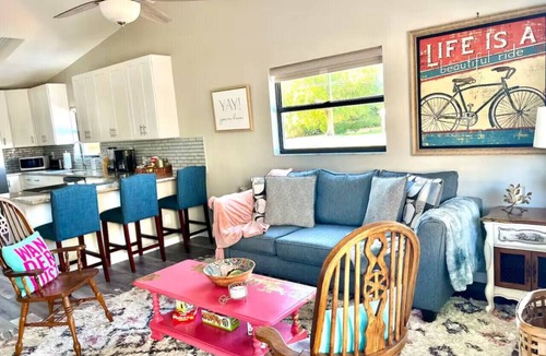 Palm Harbor House | Steps to Downtown, Dinner & Live Music