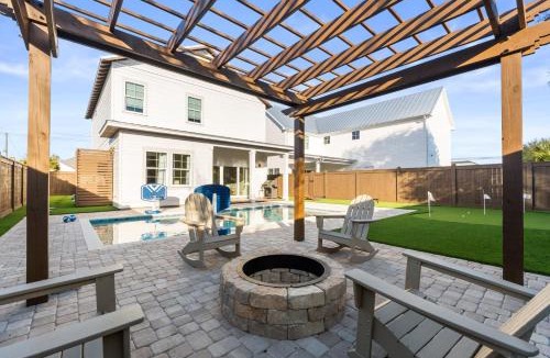 Holiday Beach House | Steps to Gulf | 4BR w/Private Pool, Putting Green, Fire Pit & Golf Simulator – Sleeps 14