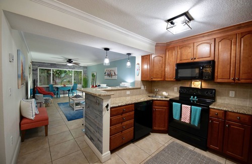 Downtown Dunedin Condo | Steps to Sunset Views; Walkable to Downtown, Marina & Pinellas Trail.