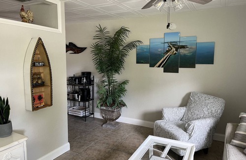 New Port Richey House | ❤️Stroll along the RIVERWALK PETS OK WITH FEE. FISH ACROSS THE STREET🎣🐕🐱🐈