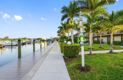 Whitfield Apartment | Studio, kitchenette, pool & Tiki Bar