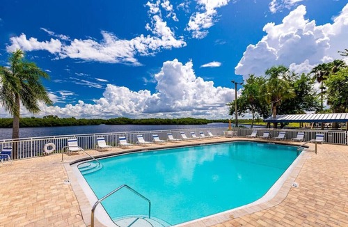Ruskin Condo | Studio Little Harbor 512 - Ground unit - Private Beach