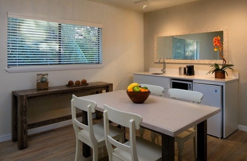 Islamorada Resort | Studio w/King Bed, Kitchenette, Outdoor Pool, Free Parking & Pet Friendly