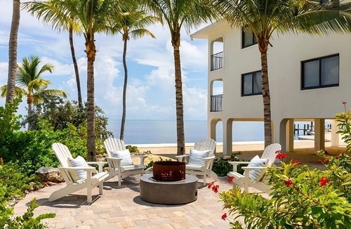 Islamorada Resort | Studio w/King Bed, Kitchenette, Outdoor Pool, Free Parking & Pet Friendly