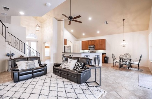 Fort Myers House | STUNNING 4BR Oasis w Pool/Spa, Gym, PickleBall - Walk to bars/cafes! 5 Min to DT