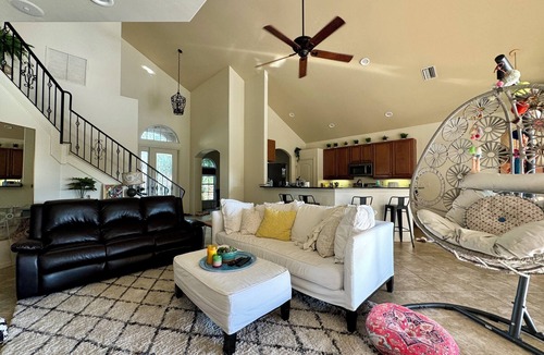Fort Myers House | STUNNING 4BR Oasis w Pool/Spa, Gym, PickleBall - Walk to bars/cafes! 5 Min to DT