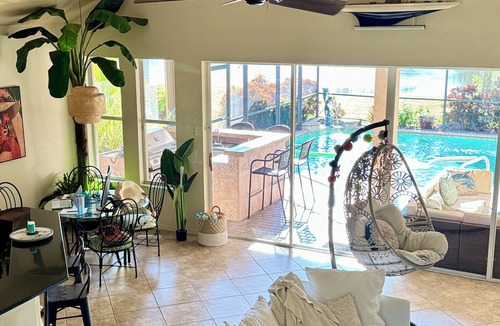 Fort Myers House | STUNNING 4BR Oasis w Pool/Spa, Gym, PickleBall - Walk to bars/cafes! 5 Min to DT