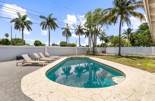 Boulevard Heights House | Stunning and Spacious 4 bedroom Hollywood Oasis with Private Pool & Covered Patio.