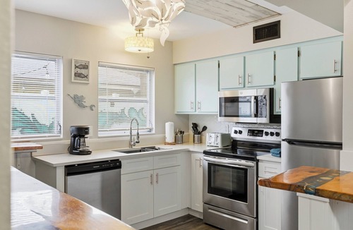 Siesta Key Village House | Stunning Haven: 2 Pools & Hot Tubs ~ Walk to Beach