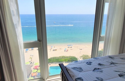 Galt Mile Condo | Stunning One Bedroom Apartment ON THE BEACH With Gorgeous Direct Ocean Views