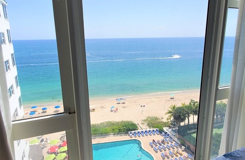 Galt Mile Condo | Stunning One Bedroom Apartment ON THE BEACH With Gorgeous Direct Ocean Views