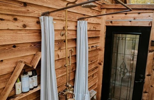 Canton Cabin | Stunning Pet-Friendly Treehouse for Relaxing Glamping Retreats in North Carolina