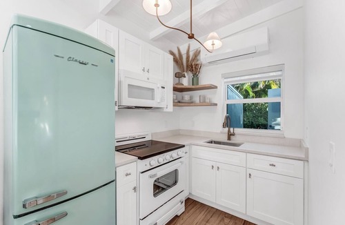 Sanibel Hotel | Stunning Queen Deluxe Suite close to Beaches, Restaurants, Shopping!