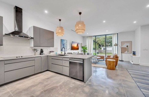 North Miami House | Stunning Tropical Pool House North Miami -New Unit