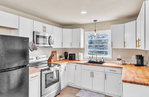 Arcadia House | Stylish 3BR Home w/Huge Yard - Modern Furnished
