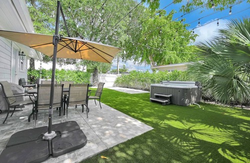 Northeast Miami House | Stylish 4B/3B with Jacuzzi near Wynwood & Beaches