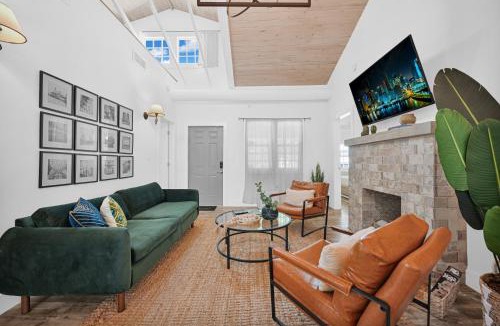 Northeast Miami House | Stylish 4B 3B with Jacuzzi near Wynwood and Beaches