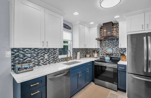 Indian Rocks Beach House | Stylish Beach Escape –Fresh Remodel, Hammock, Patio & Walk to White Beaches.
