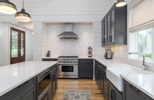 Palmetto Bluff House | Stylish Cottage with brick courtyard + outdoor fireplace