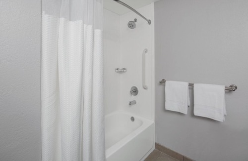 Oldsmar Hotel | Stylish Courtyard Stay in Oldsmar with Pool Access – Near Dining & Attractions