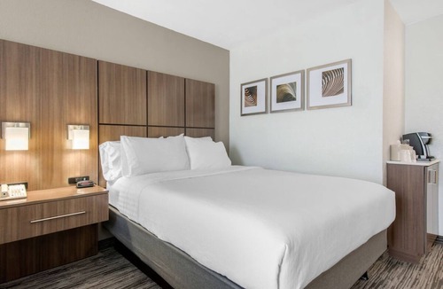 Tropic Hotel | Stylish Florida Getaway | King Unit | Pool Access | Free Parking | Pets Allowed