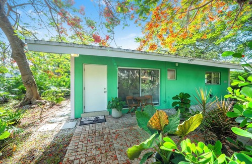 Coconut Grove House | Stylish Garden Retreat in Coconut Grove - Green