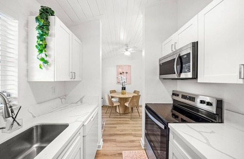 Coconut Grove House | Stylish Garden Retreat in Coconut Grove - Pink