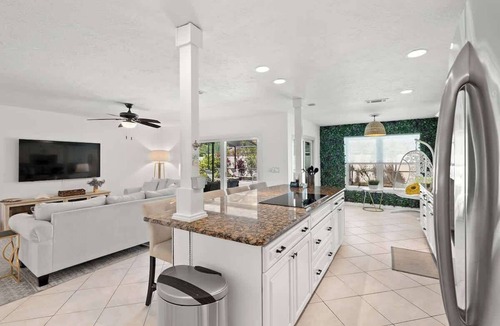 Pine Lakes House | Stylish Home near Beaches - Heated Pool - Oasis