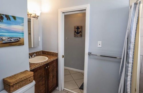 Mid Island House | Stylish home w. tropical landscaping, private pool + hot tub