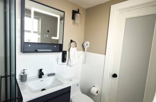 North Beach Apartment | Stylish Newly Renovated Boutique 102–Walk to Beach