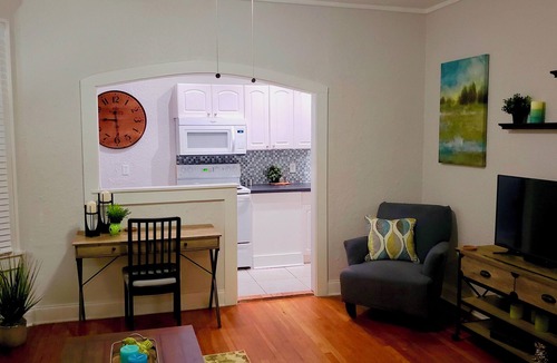 Hyde Park Apartment | Suite 10 - Casablanca of Hyde Park